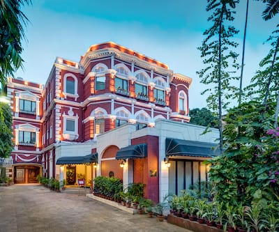 https://imgcld.yatra.com/ytimages/image/upload/t_hotel_yatra_city_desktop/v1413805416/Domestic Hotels/Hotels_Kolkata/The Astor Hotel (Heritage Hotel)/Facade.jpg